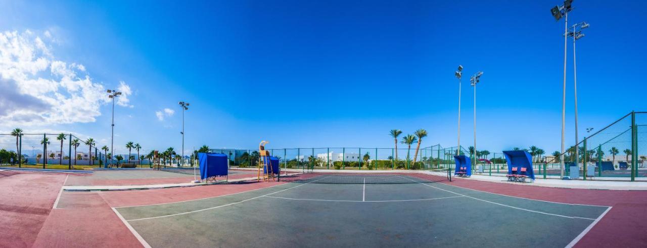 Pickalbatros Golf Beach Resort Şarm El-Şeyh Dış mekan fotoğraf Tennis courts at the complex