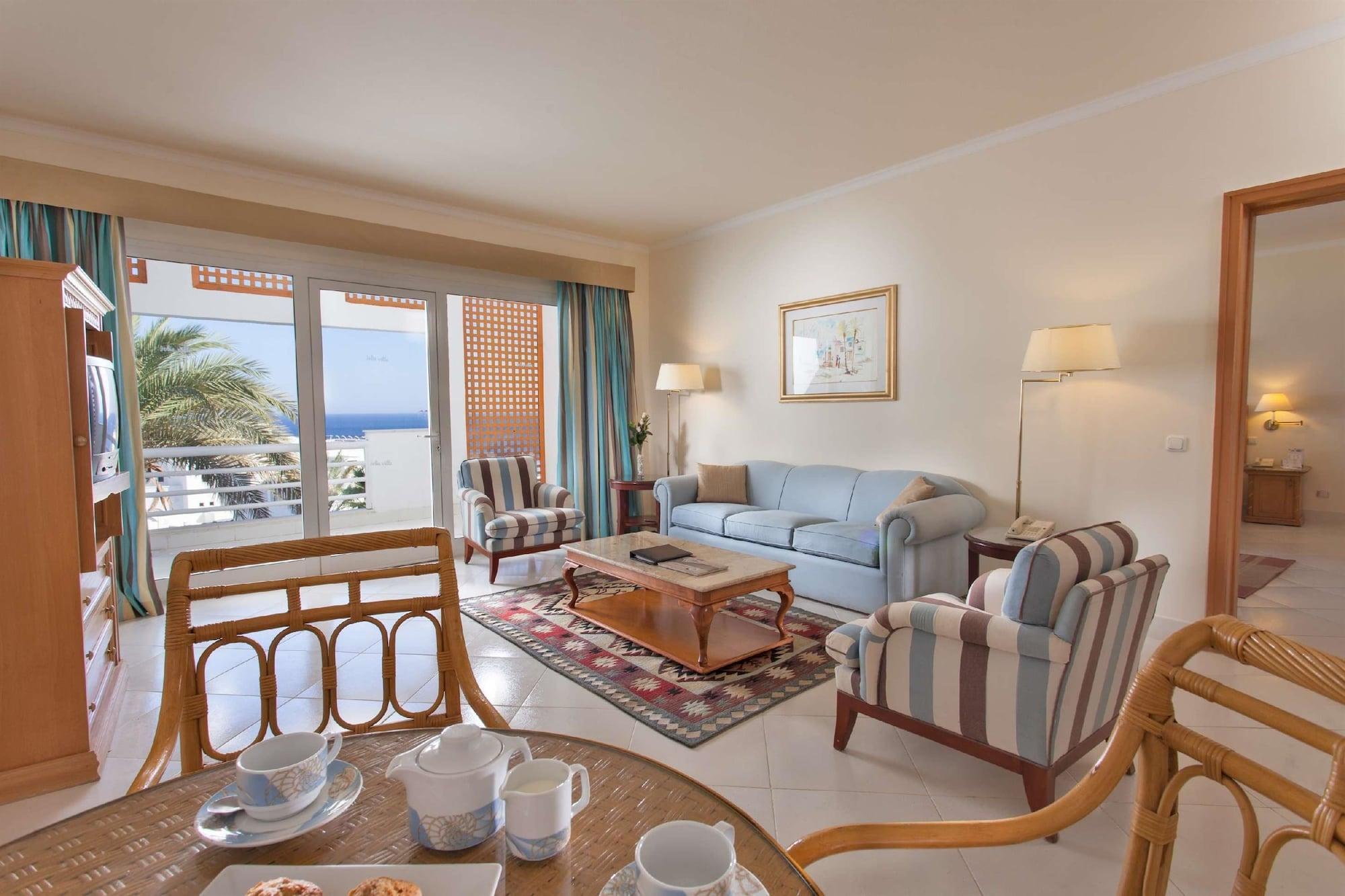 Pickalbatros Golf Beach Resort Şarm El-Şeyh Dış mekan fotoğraf A living room in a suite at the Hilton Sharm El Sheikh Resort