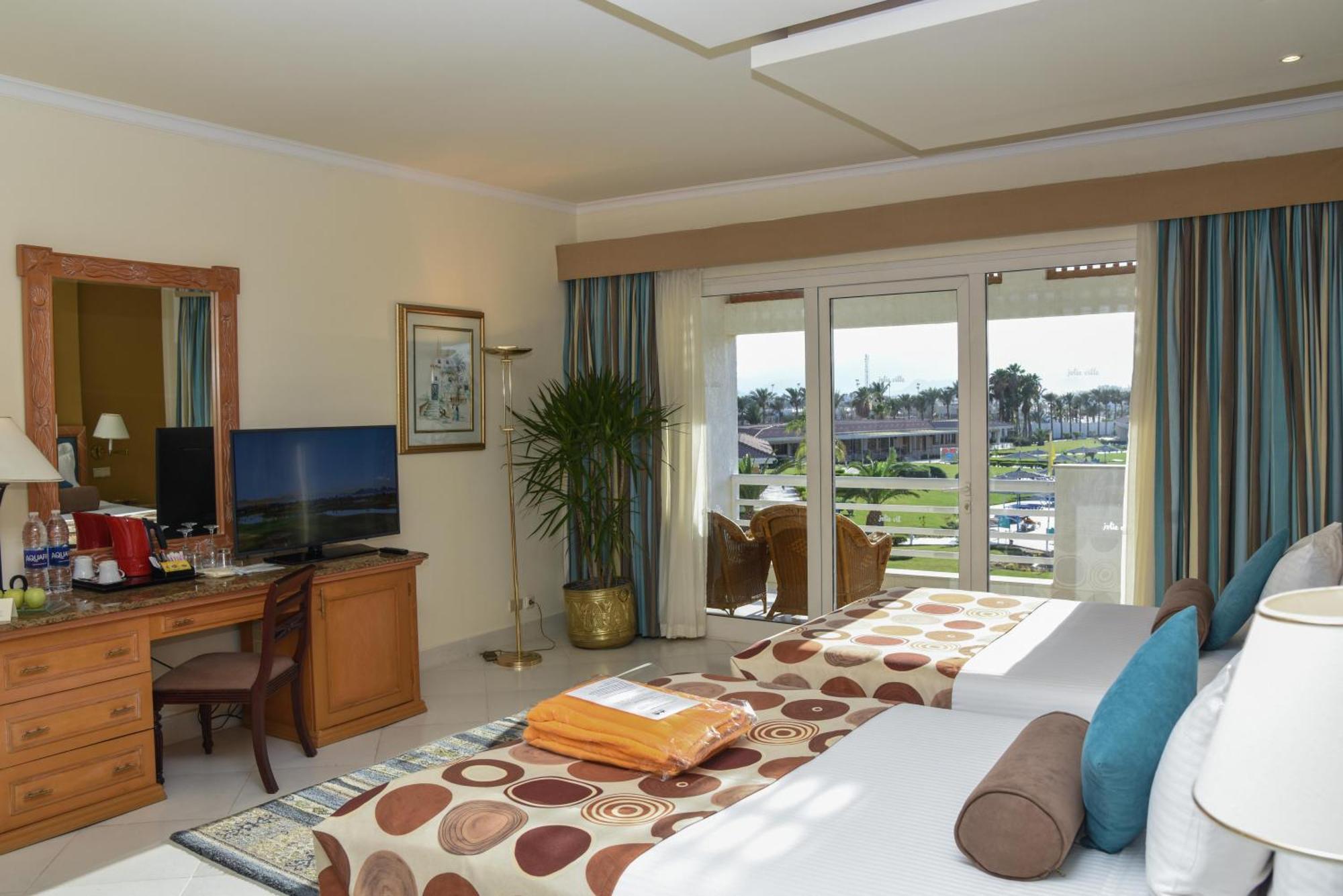 Pickalbatros Golf Beach Resort Şarm El-Şeyh Dış mekan fotoğraf A room at the Grand Hotel